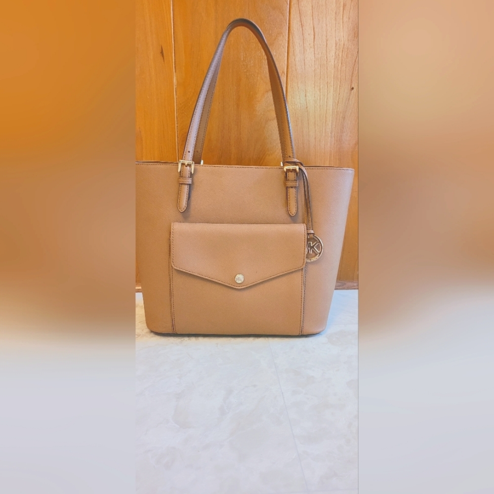 Beautiful acorn jet set tote Michael kors